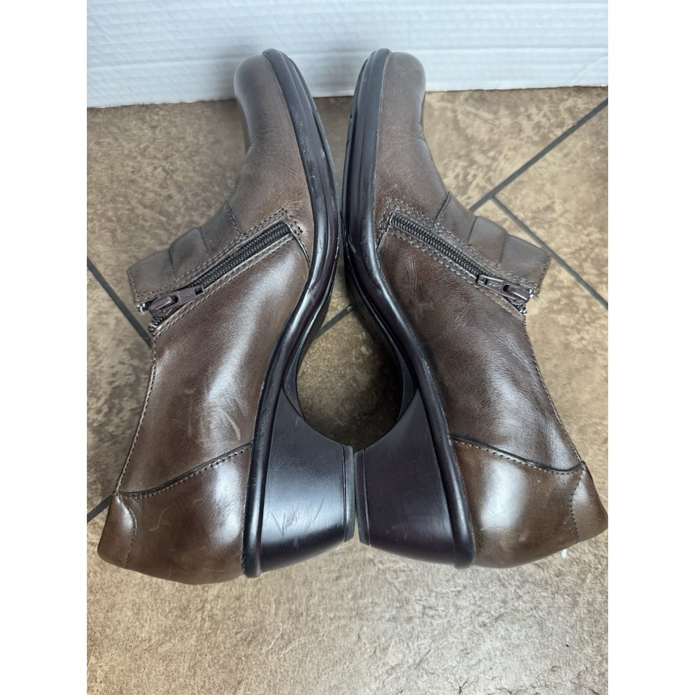 Clarks Boots Womens 9M Brown Ankle Booties Leather Heels Buckle Side Zip - Picture 6 of 9